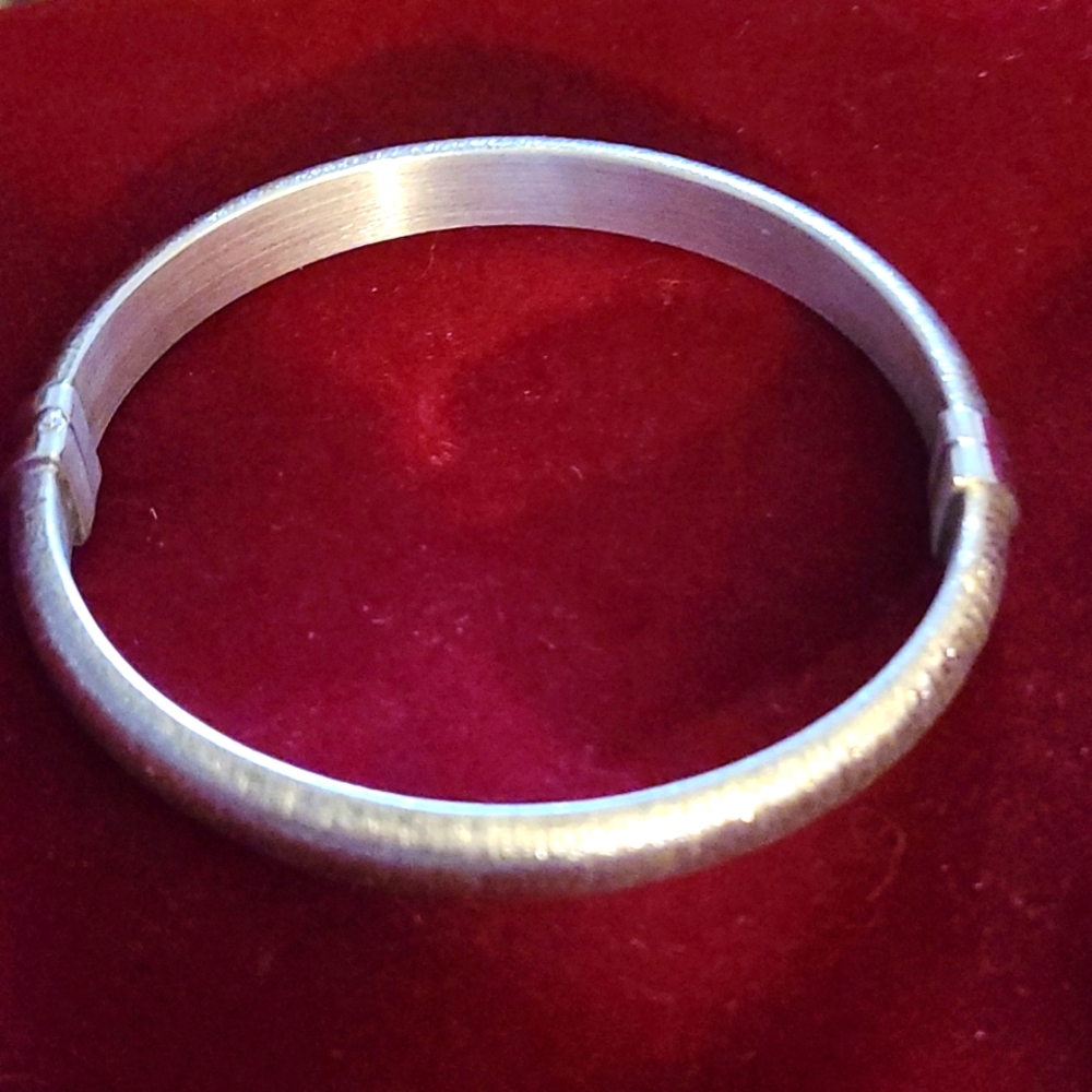 Vicenza Sterling Silver Vermeil Textured Hinged Oval Bangle Bracelet 7"